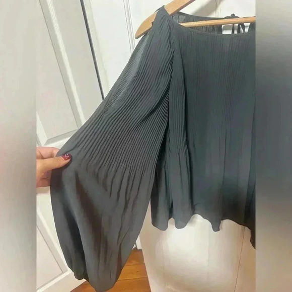 ASTR The Label Gray Cold Shoulder Shirt With Pleated Detail Size XS - Picture 5 of 5